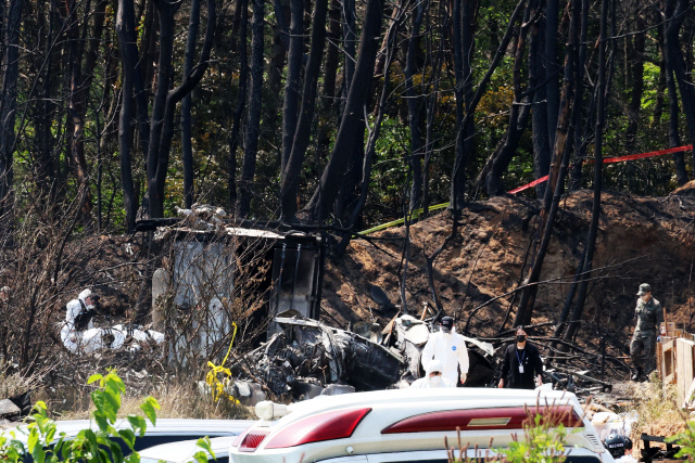 지난 5월  31일 경북 포항시 남구 동해면 해군 초계기 추락사고 현장에서 군 관계자들이 사고 원인을 조사하고 있다. [포항=연합뉴스]